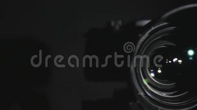 照片拍摄单反相机。 4KUHD视频.. 专业数码单反相机低关键镜头